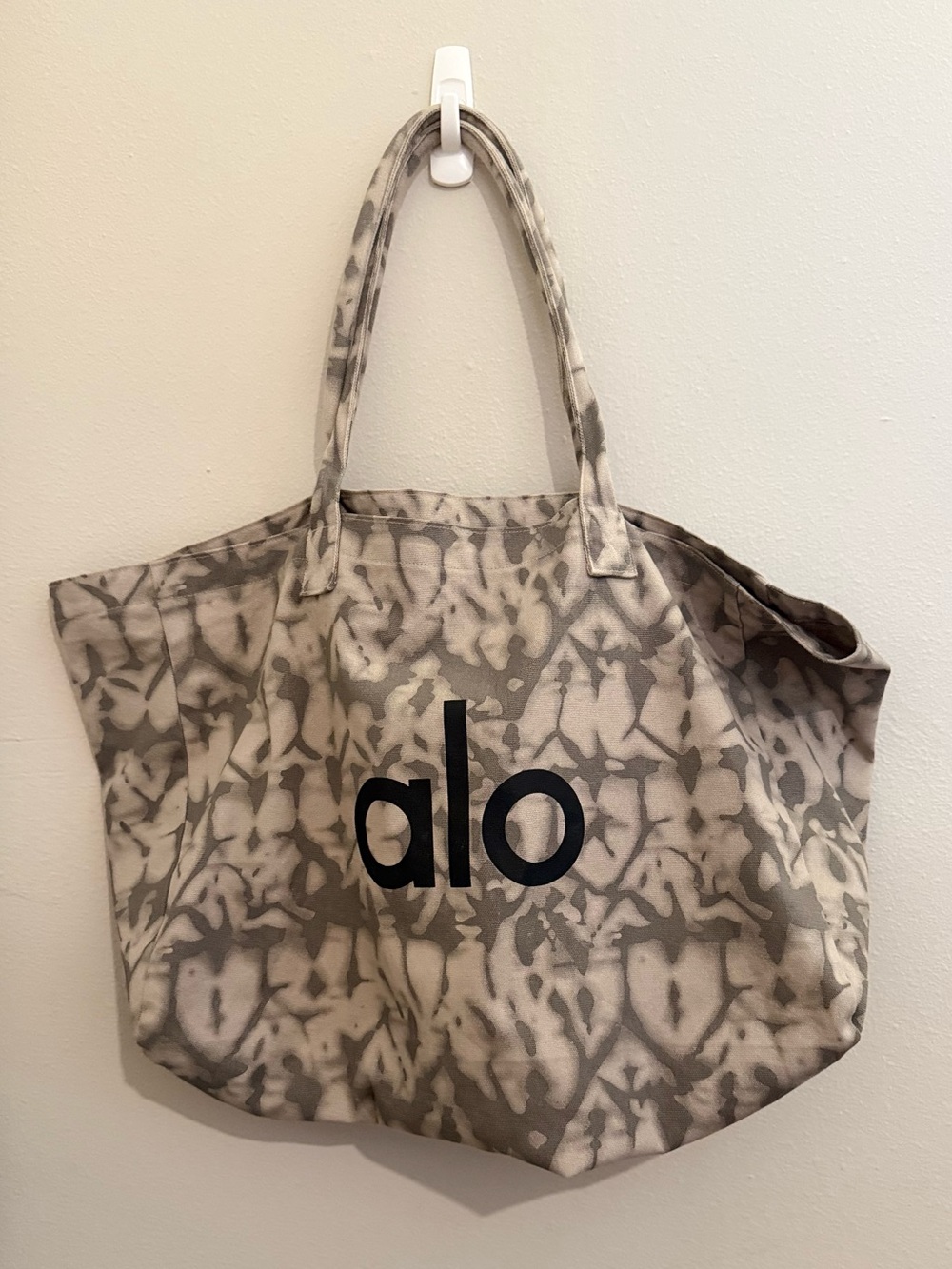 ALO Yoga Marbled Canvas Tote in Gray and White